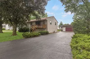 1393 Cottonwood Ln, Crystal Lake, IL 60014 - Photo 1