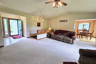 6090 Chatsworth Dr, Rockford, IL 61109 - Photo 6