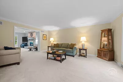 202 Windsor Circle, Saint Charles, IL 60175 - Photo 4