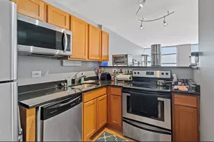 655 W Irving Park Rd, Chicago, IL 60613 - Photo 24