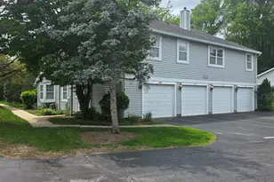 422 N Lake Shore Dr, Palatine, IL 60067 - Photo 2