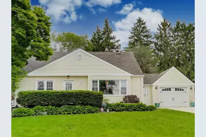 213 E Ellis Avenue, Libertyville, IL 60048 - Photo 2