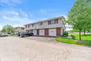 2 Dennis Ct, Schaumburg, IL 60193 - Photo 1