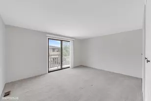 2 Dennis Ct, Schaumburg, IL 60193 - Photo 10