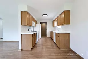 661 Silver Creek Rd, Woodstock, IL 60098 - Photo 6