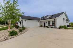 807 E Thompson St, Princeton, IL 61356 - Photo 2