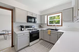 254 Woodville Ln, Schaumburg, IL 60193 - Photo 8