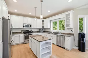 10S372 Tim Ct, Willowbrook, IL 60527 - Photo 12