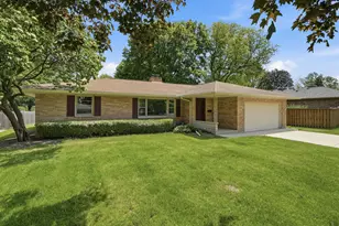 152 Crestwood Dr, East Dundee, IL 60118 - Photo 1