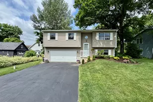 315 Maplewood Dr, Lakemoor, IL 60051 - Photo 1