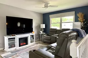 315 Maplewood Dr, Lakemoor, IL 60051 - Photo 4