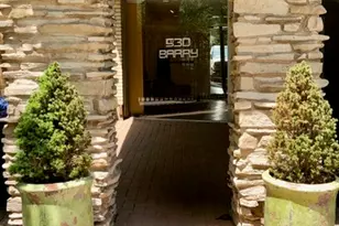 530 W Barry Ave, Chicago, IL 60657 - Photo 2