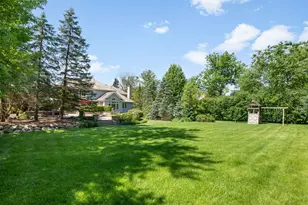320 Camelot Ln, Libertyville, IL 60048 - Photo 48