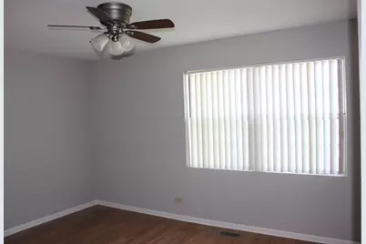 410 Ashwood Court, Vernon Hills, IL 60061 - Photo 10