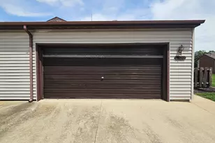 906 Pomona Dr, Champaign, IL 61822 - Photo 2
