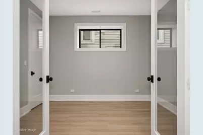 1303 W Barry Avenue, Chicago, IL 60657 - Photo 28