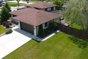 3902 N Galesburg Ave, Arlington Heights, IL 60004 - Photo 2