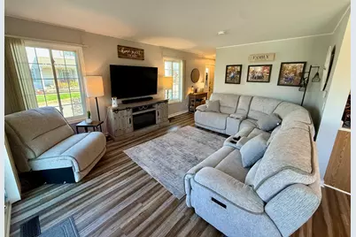 100 Village Creek Drive, Lake in the Hills, IL 60156 - Photo 10