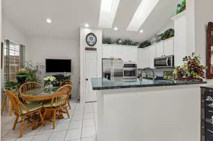 1610 Astor Ave, Oakbrook Terrace, IL 60181 - Photo 6