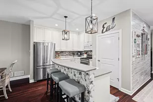 1907 Lynn Cir, Libertyville, IL 60048 - Photo 2