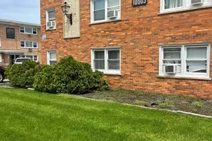 10805 S Lloyd Dr, Worth, IL 60482 - Photo 2