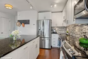 2930 N Sheridan Rd, Chicago, IL 60657 - Photo 6