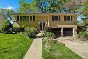 898 E Schirra Dr, Palatine, IL 60074 - Photo 1