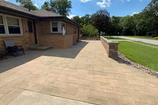 378 Oakwood Dr, Crete, IL 60417 - Photo 2