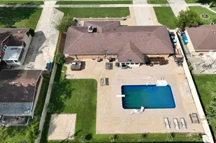 378 Oakwood Dr, Crete, IL 60417 - Photo 1