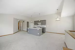 729 Fieldcrest Dr, South Elgin, IL 60177 - Photo 2