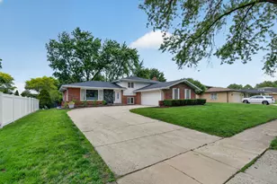 8632 Clifford Dr, Darien, IL 60561 - Photo 4
