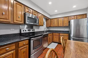 131 Camden Ct, Lincolnshire, IL 60069 - Photo 8