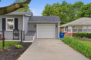 223 E 8th St, Dixon, IL 61021 - Photo 4