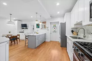 2018 W Farragut Ave, Chicago, IL 60625 - Photo 4