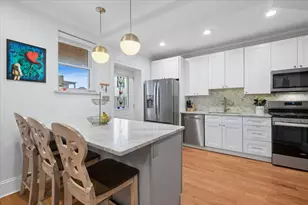 2018 W Farragut Ave, Chicago, IL 60625 - Photo 2