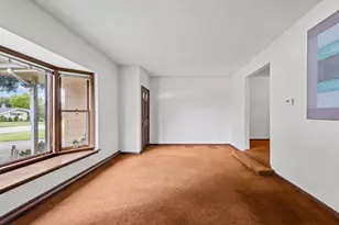 626 Greenbriar Ln, Lindenhurst, IL 60046 - Photo 2
