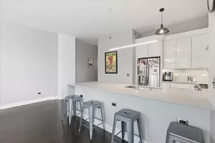 340 W Superior St, Chicago, IL 60654 - Photo 4