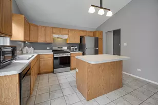 1014 Edinburgh Ct, Joliet, IL 60431 - Photo 4