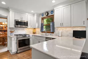 27W180 Chestnut Ln, Winfield, IL 60190 - Photo 8