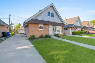 8422 W 45th St, Lyons, IL 60534 - Photo 2