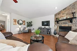 236 Forestview Dr, Crystal Lake, IL 60014 - Photo 8