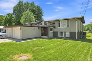 1627 Riverside Ave, Saint Charles, IL 60174 - Photo 1