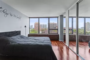 3930 N Pine Grove Ave, Chicago, IL 60613 - Photo 10