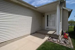 25 Oak Park Rd, Bloomington, IL 61701 - Photo 2