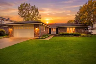 1132 S Fernandez Ave, Arlington Heights, IL 60005 - Photo 2