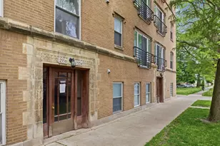 2556 W Rosemont Ave, Chicago, IL 60659 - Photo 2