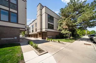 425 S Oak Park Ave, Oak Park, IL 60302 - Photo 2
