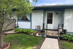 907 Royal Dr, McHenry, IL 60050 - Photo 2
