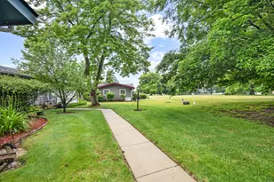 907 Royal Dr, McHenry, IL 60050 - Photo 12