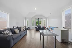 7952 S Marquette Ave, Chicago, IL 60617 - Photo 4